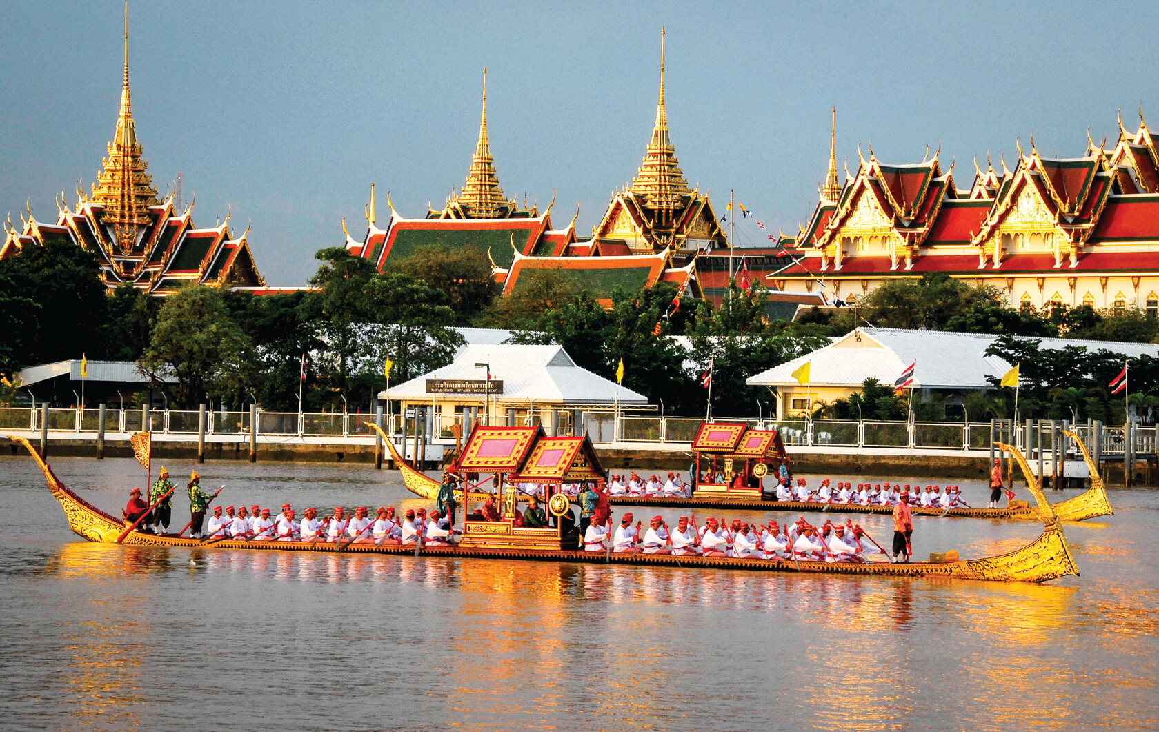 Bangkok Boat in front of Palace