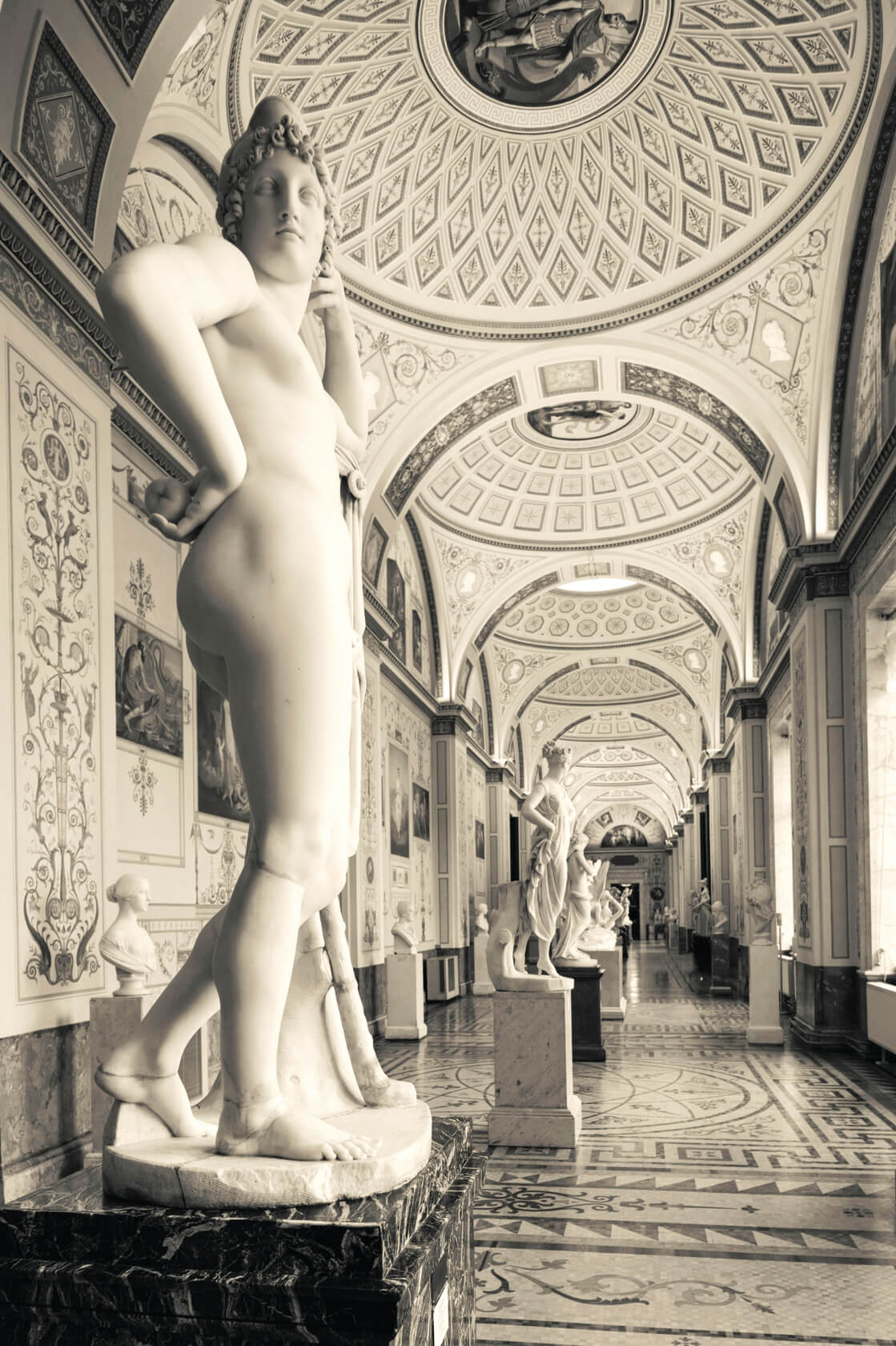 A hallway of statues of Catherine the great