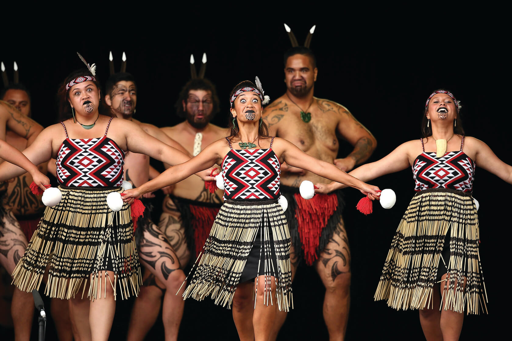 New zealand traditions. Маори танец хака. Танец Haka новая Зеландия. Хака танец новой Зеландии. Национальный костюм Маори новой Зеландии.